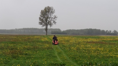 Neighbor Klaas on the new lawn mower